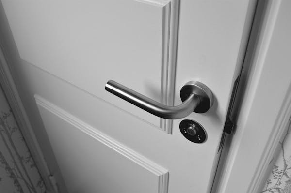 Tout savoir sur la butée de porte : types, prix et conseils d'achat