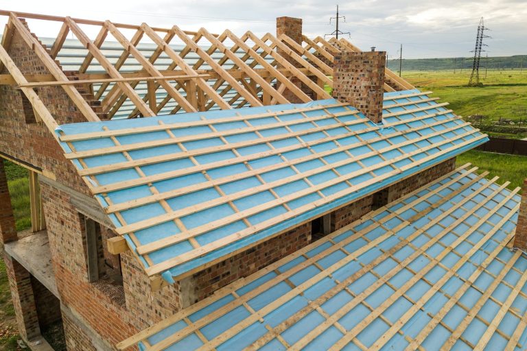 Comment installer un toit plat en bois ?