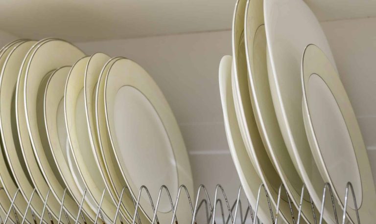 Les égouttoirs à vaisselle: quels sont les avantages qu’ils apportent chez soi?