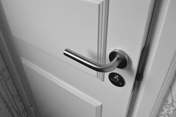 Tout savoir sur la butée de porte : types, prix et conseils d’achat